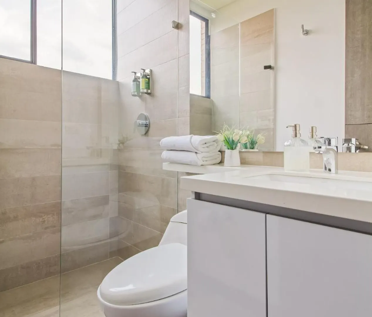 2 Bdr Suite W2 Ac Poblado, Medellín Lejlighed